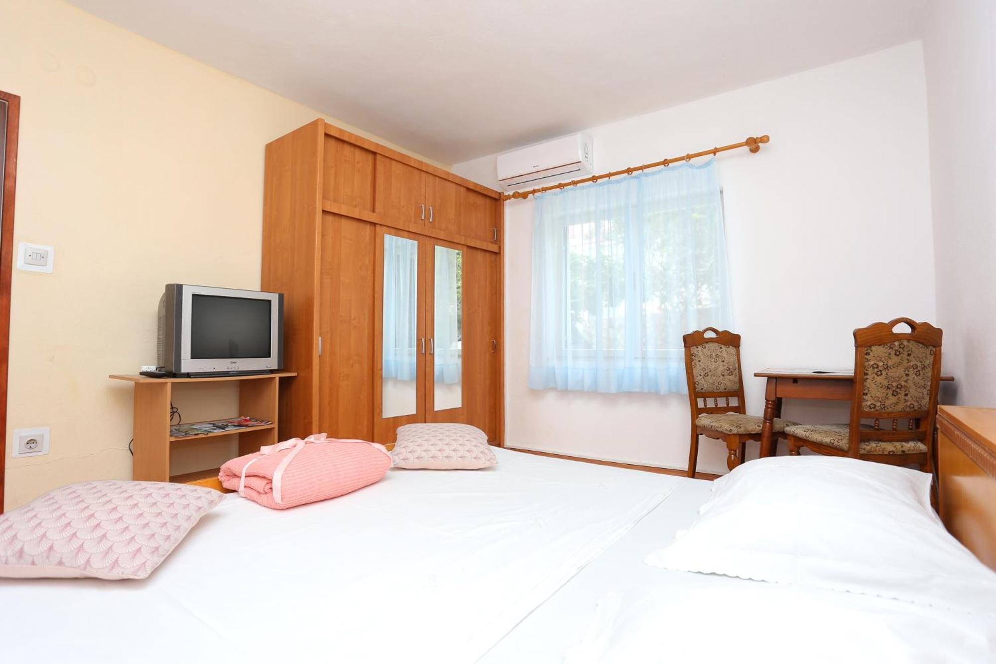 Rooms With A Parking Space Split - 17766 Rum bild